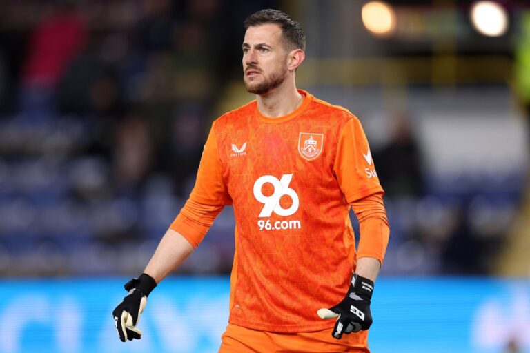 Martin Dúbravka joins Tottenham to back up Kinský amid Vicario exit