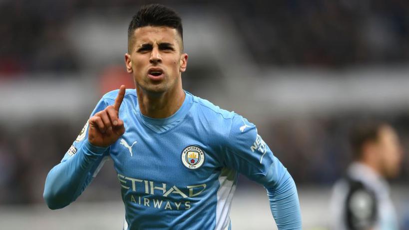 Top 15 most expensive defenders in football 