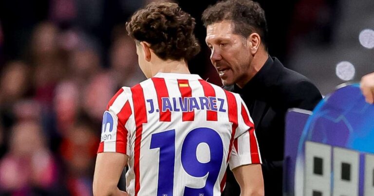 Diego Simeone urges wantaway Julián Álvarez to focus on World Cup