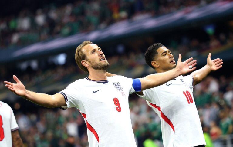 10-man England outlast Mexico in five-goal World Cup classic