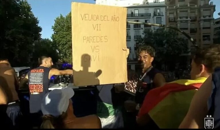 Yamal trolls Paredes with boxing-themed sign at World Cup parade