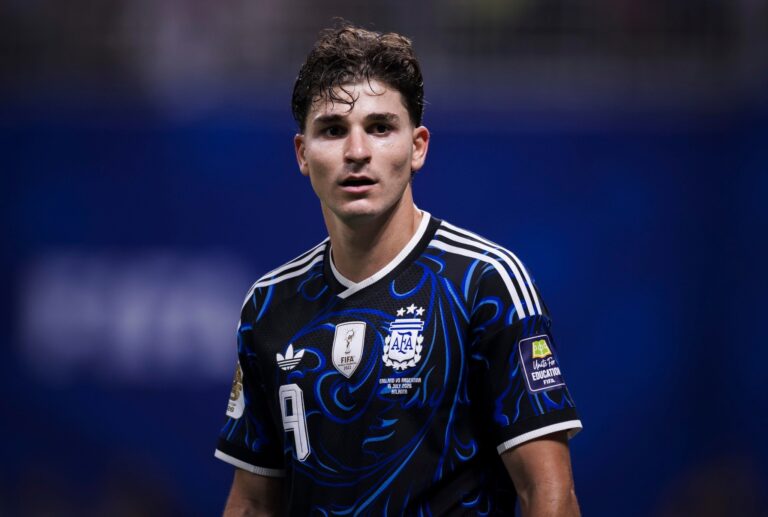 Barcelona refuse to abandon Julian Alvarez pursuit despite Atletico resistance