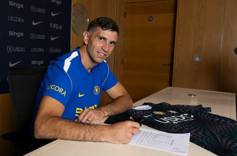 Chelsea complete £7.5m signing of World Cup winner Emiliano Martínez