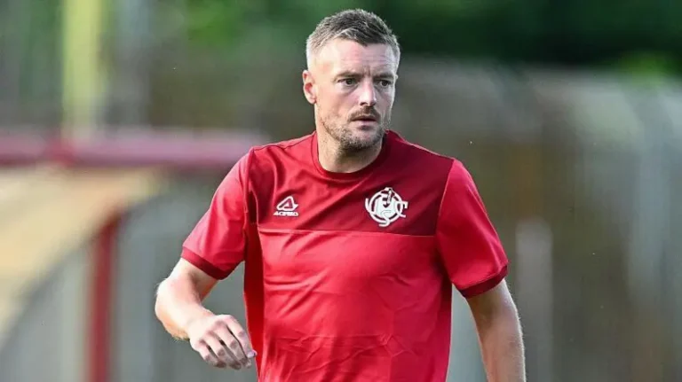 Jamie Vardy returns to English Football with Burnley move